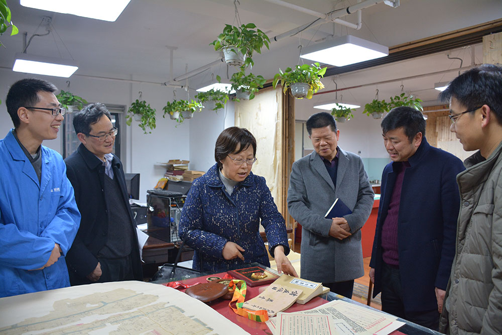 省委副秘書長(zhǎng)、省檔案局局長(zhǎng)劉蕓帶隊(duì)來(lái)公司開(kāi)展“服務(wù)企業(yè)、服務(wù)群眾、服務(wù)基層“活動(dòng)2.jpg